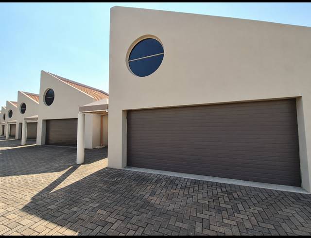 3 BEDROOM TOWNHOUSE FOR SALE IN VANDERBIJLPARK SW 2
